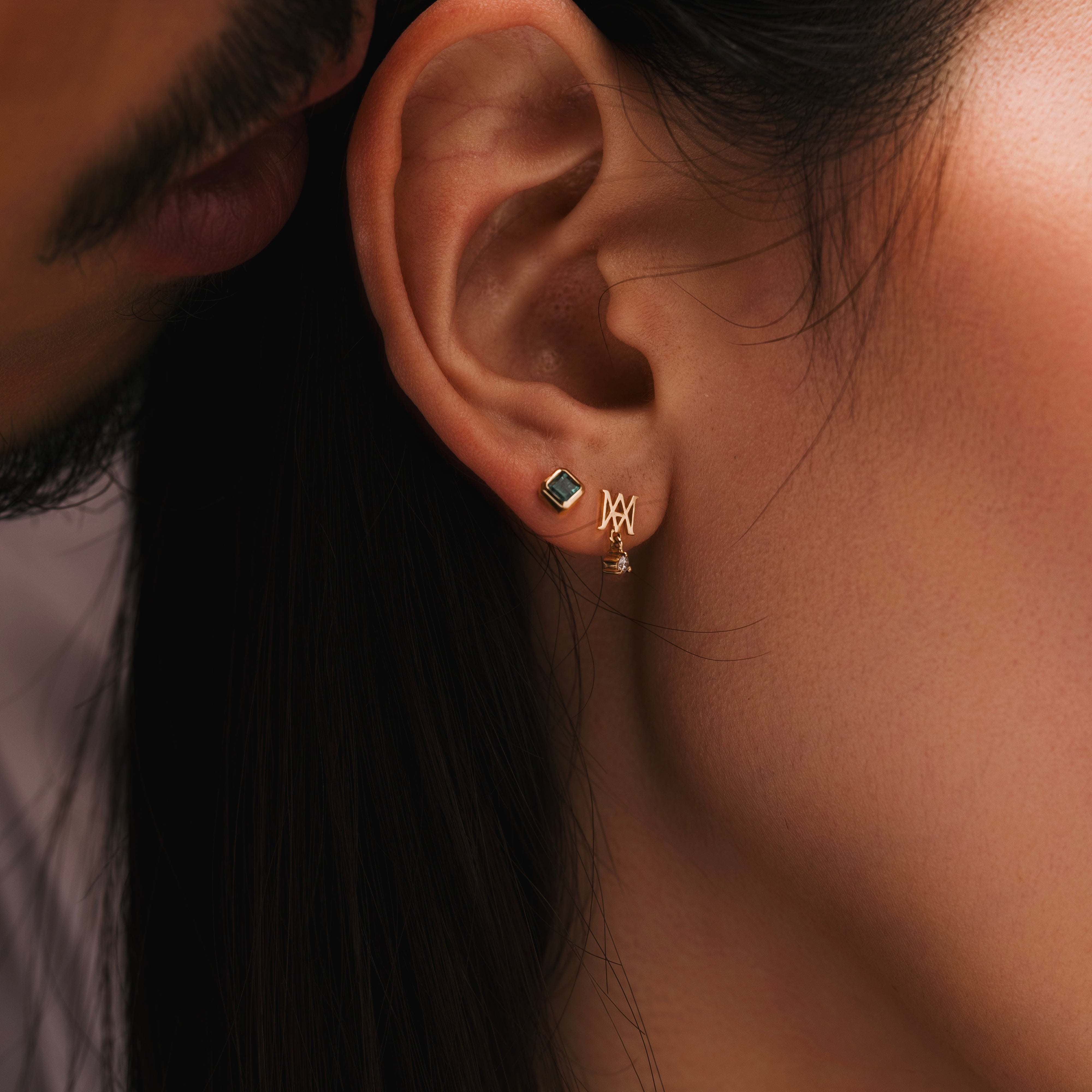 エンブレムダイヤモンドスタッズピアス